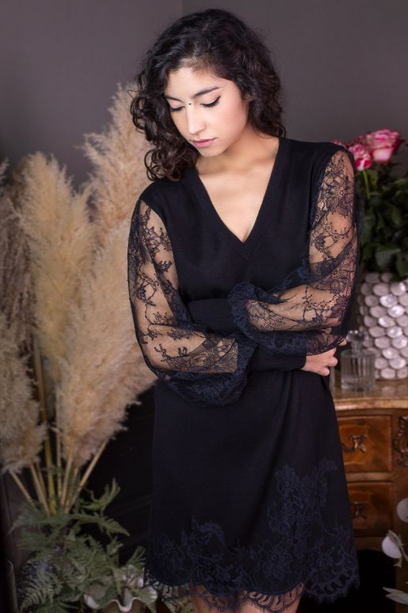 Short cachmere dress with lace sleeves  Nora - black