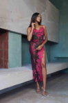 Robe longue Barbare fendue en soie ornée de dentelle